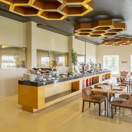 Hotel Naveen Lakeside Hubli Buitenkant foto