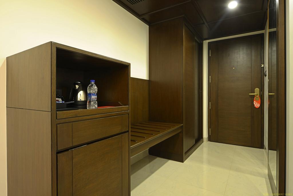Hotel Naveen Lakeside Hubli Buitenkant foto