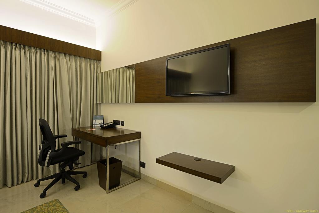 Hotel Naveen Lakeside Hubli Buitenkant foto
