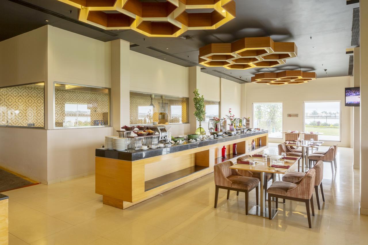 Hotel Naveen Lakeside Hubli Buitenkant foto
