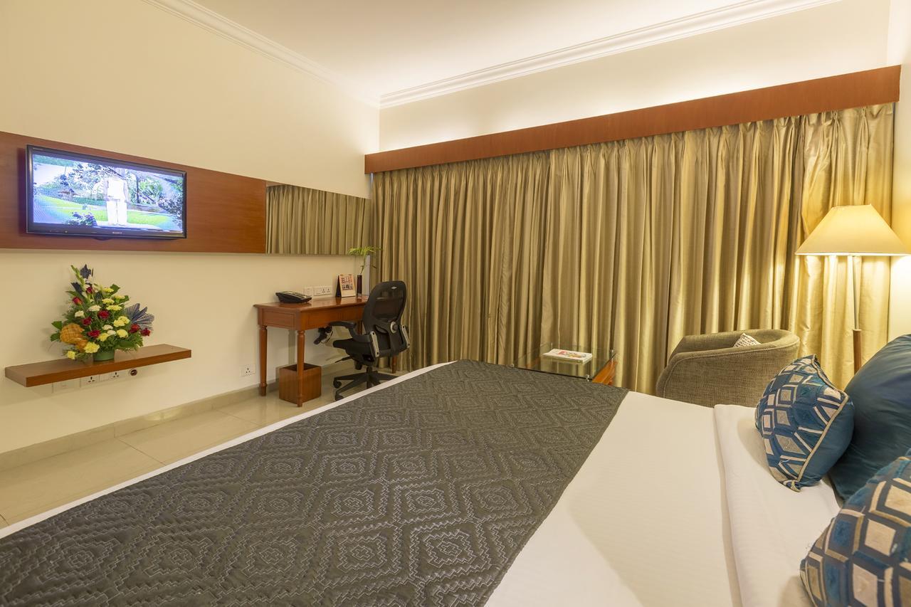 Hotel Naveen Lakeside Hubli Buitenkant foto