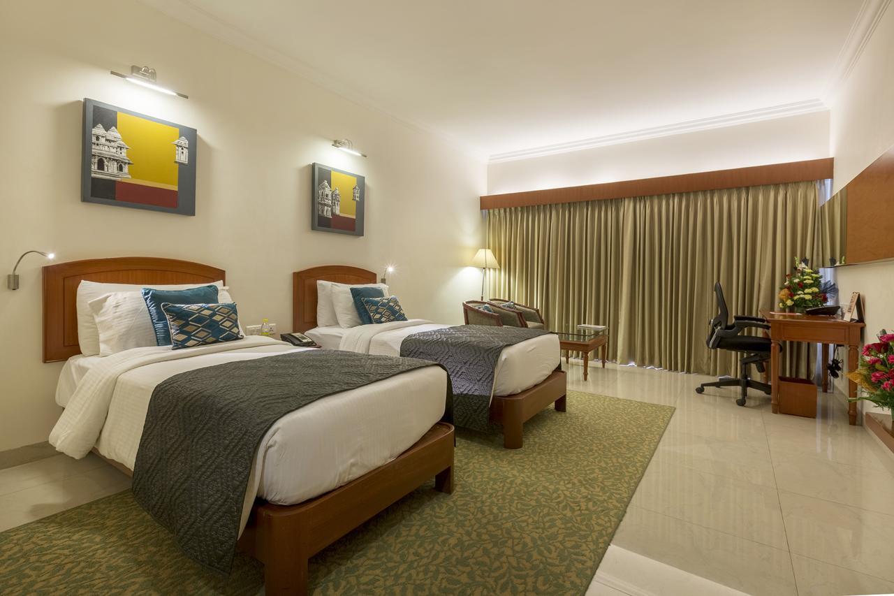 Hotel Naveen Lakeside Hubli Buitenkant foto
