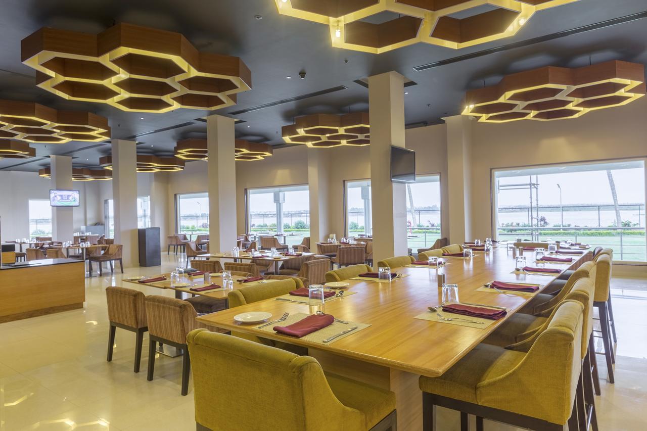 Hotel Naveen Lakeside Hubli Buitenkant foto