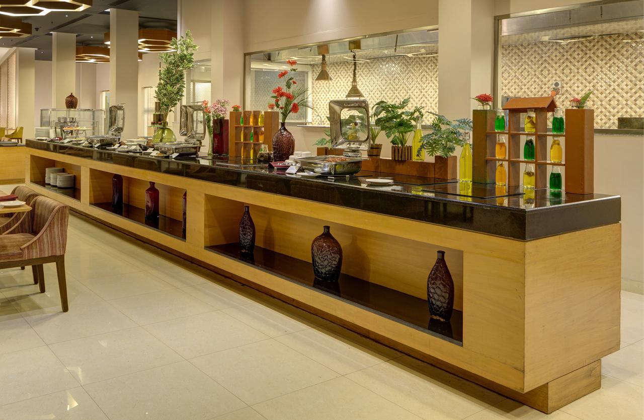 Hotel Naveen Lakeside Hubli Buitenkant foto