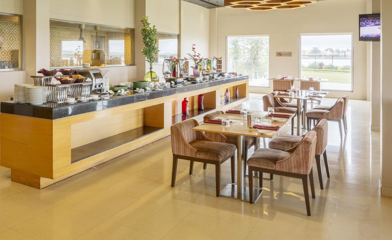 Hotel Naveen Lakeside Hubli Buitenkant foto