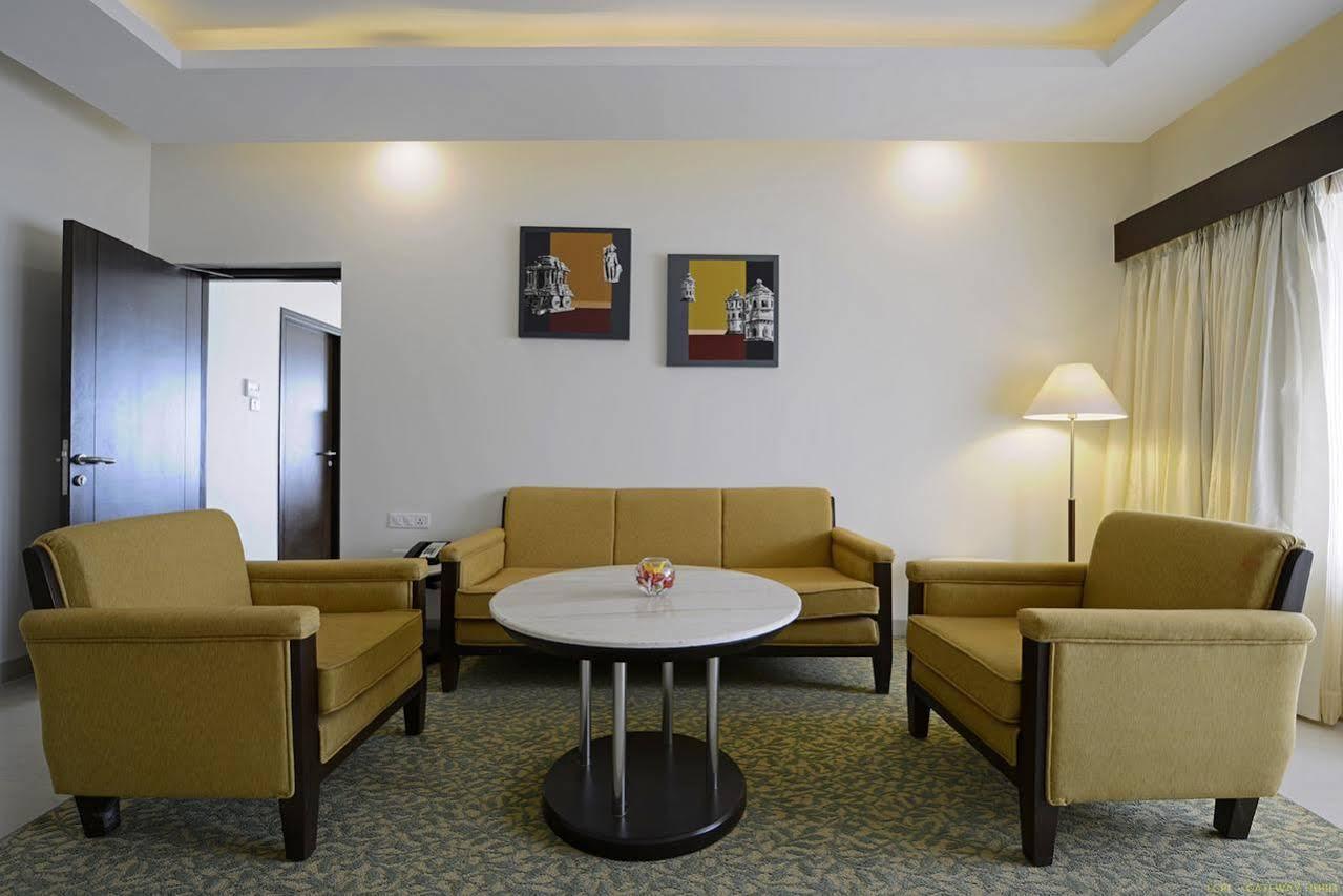 Hotel Naveen Lakeside Hubli Buitenkant foto