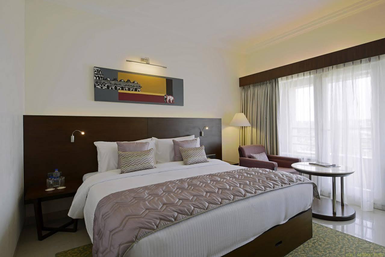 Hotel Naveen Lakeside Hubli Buitenkant foto
