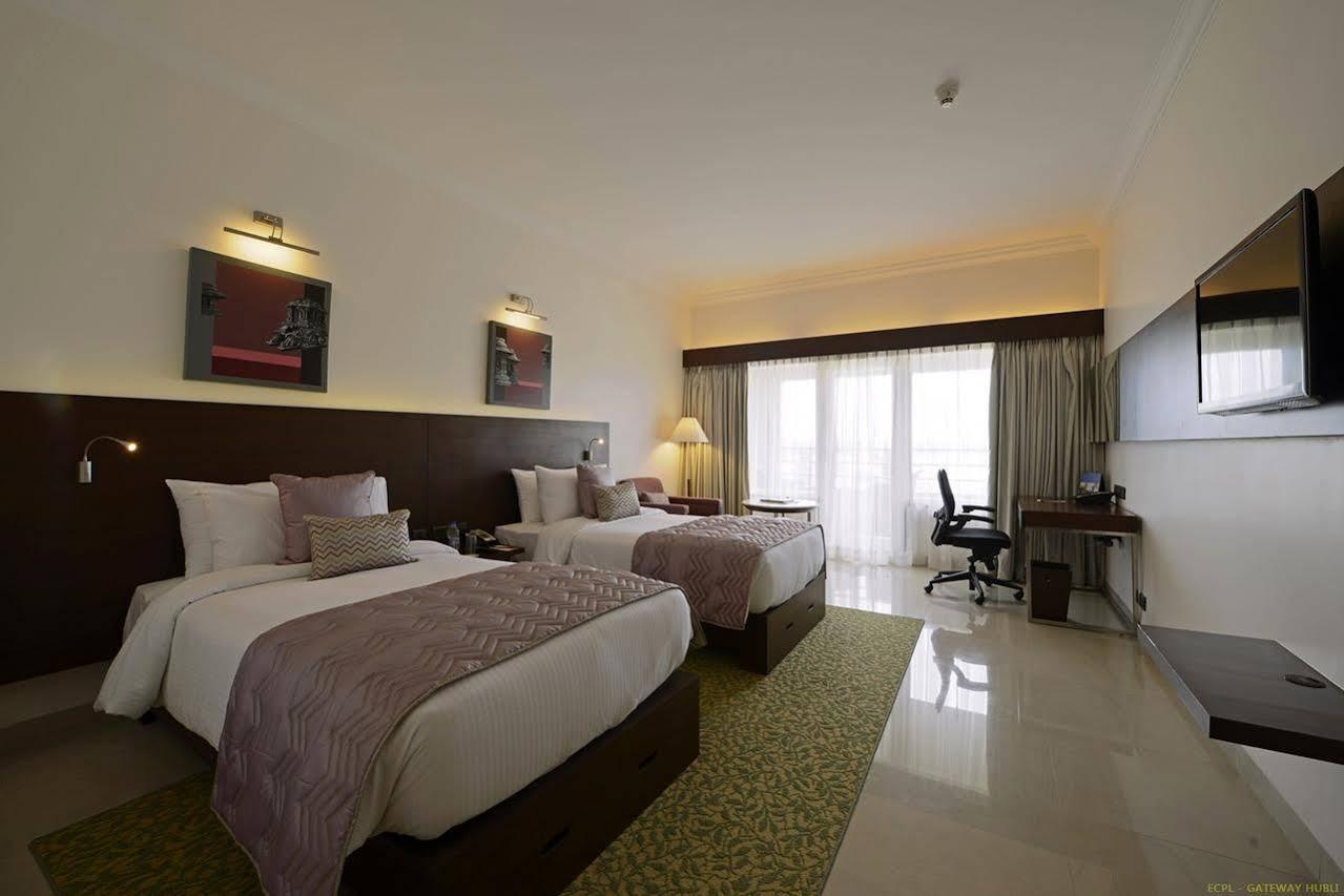 Hotel Naveen Lakeside Hubli Buitenkant foto