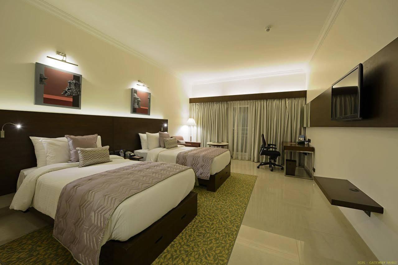 Hotel Naveen Lakeside Hubli Buitenkant foto