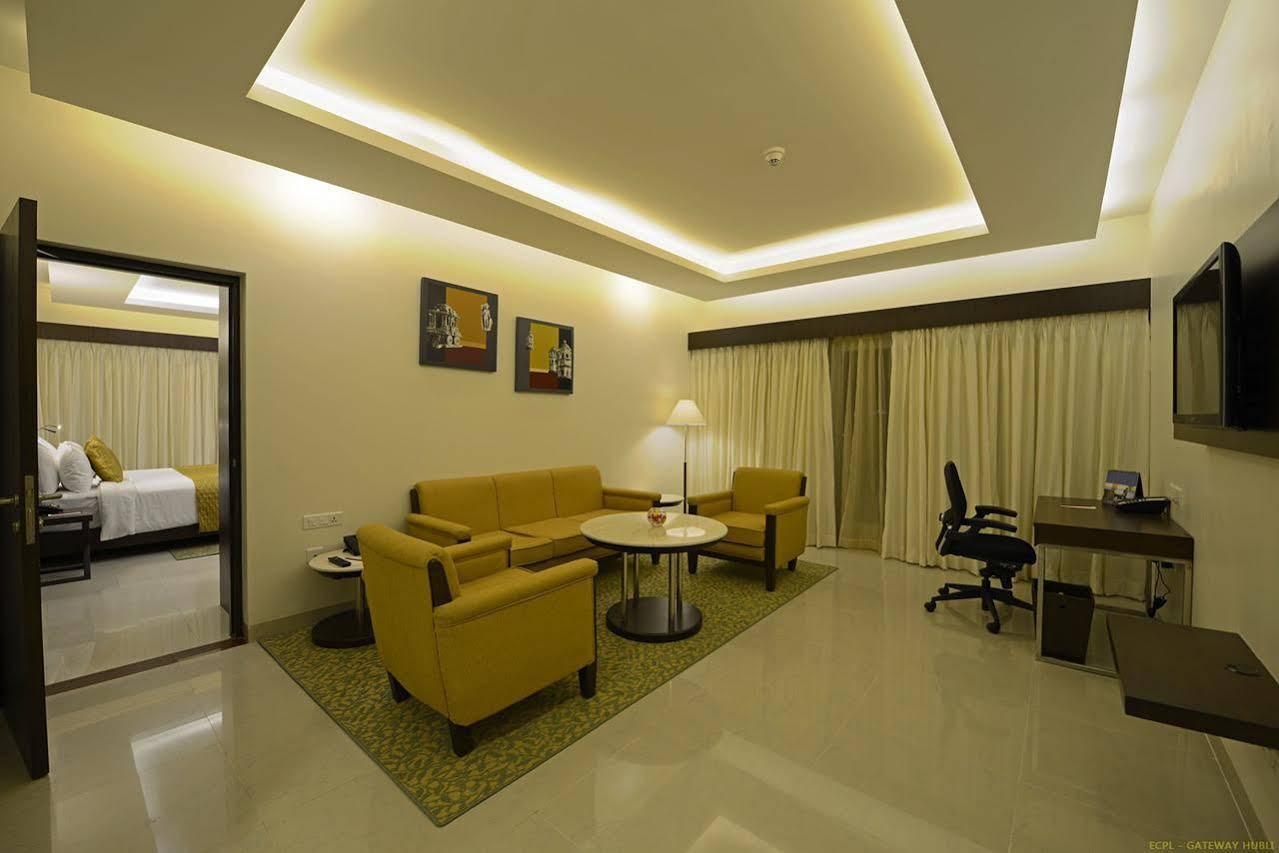 Hotel Naveen Lakeside Hubli Buitenkant foto