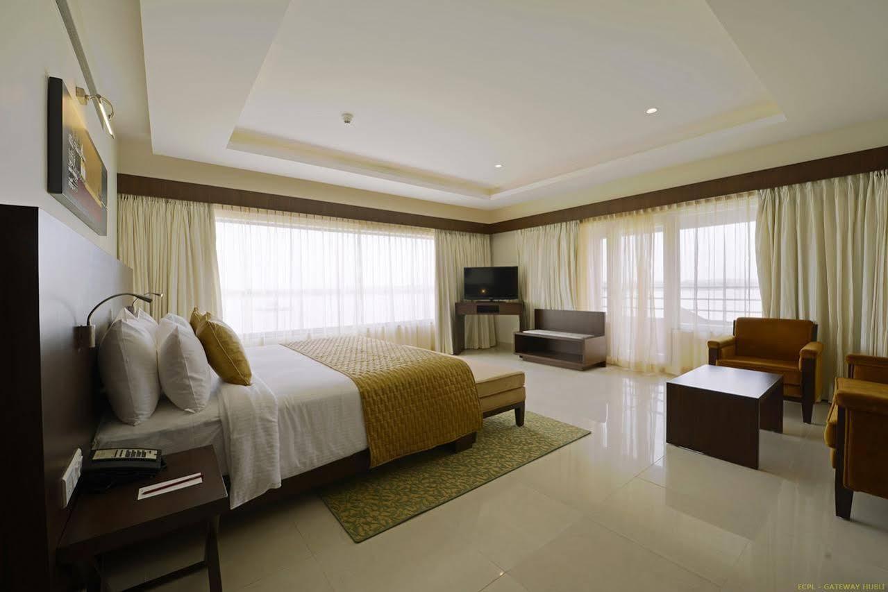 Hotel Naveen Lakeside Hubli Buitenkant foto