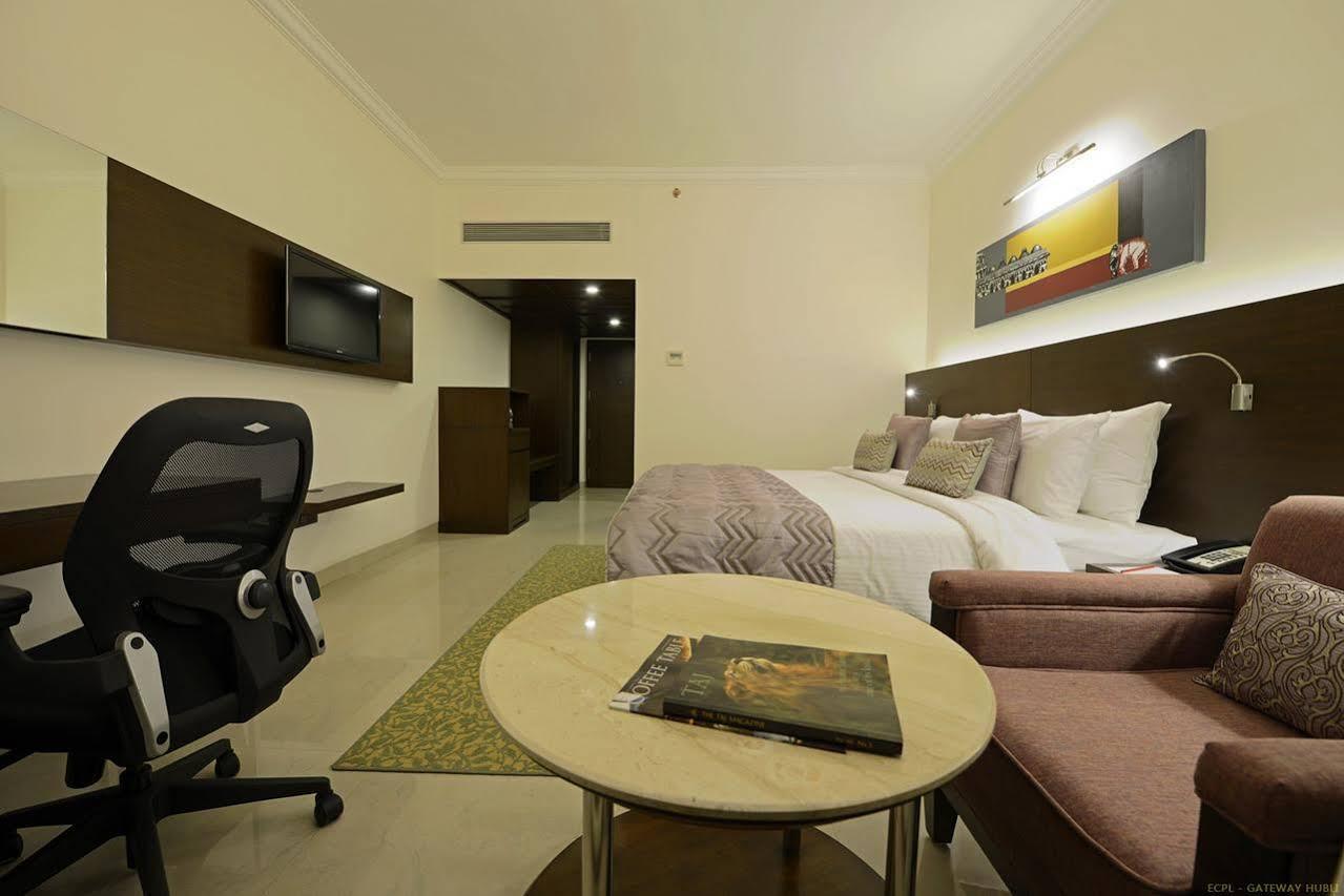 Hotel Naveen Lakeside Hubli Buitenkant foto